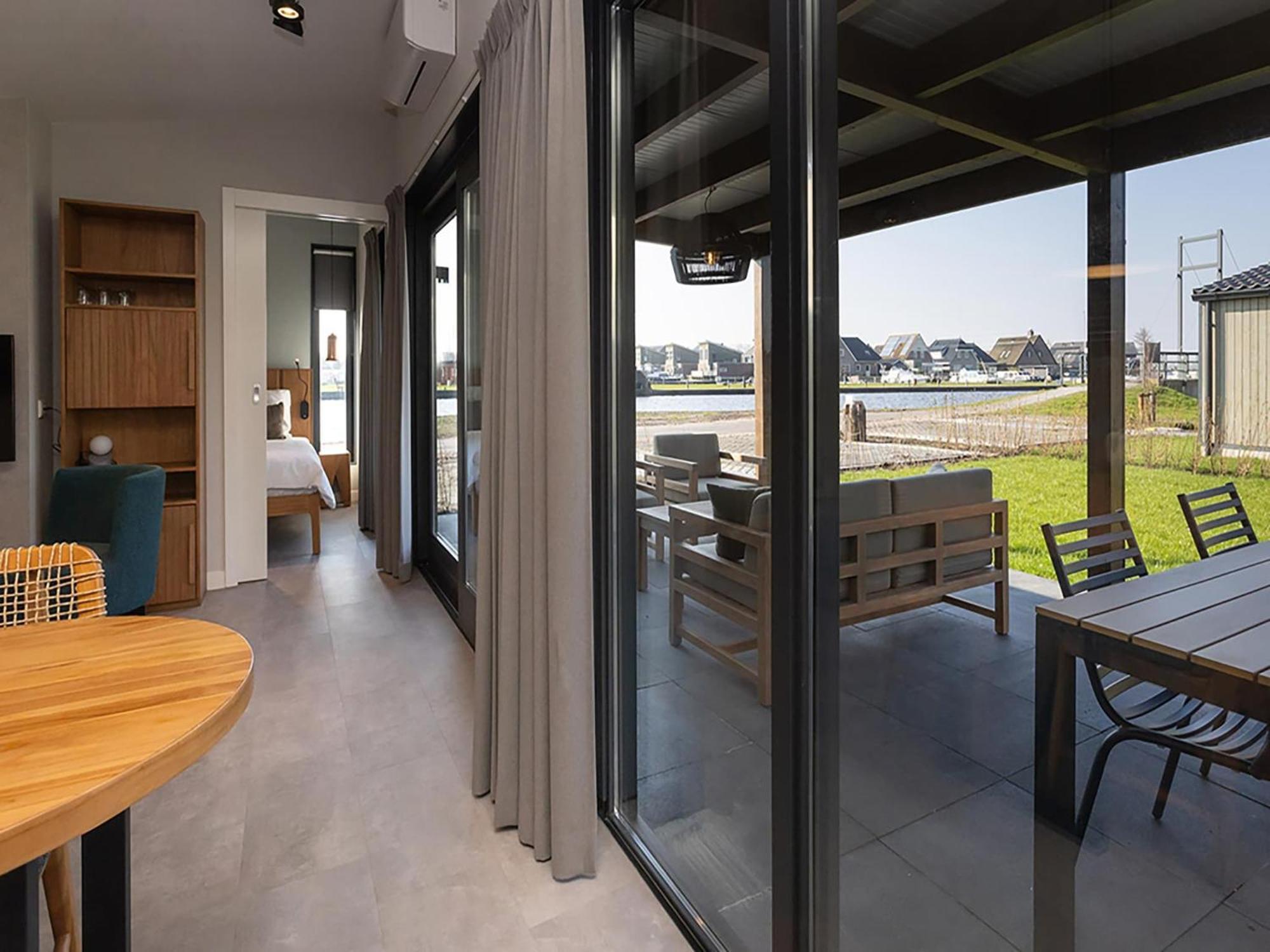 Luxury Docklodge On The Water Delfstrahuizen Eksteriør bilde